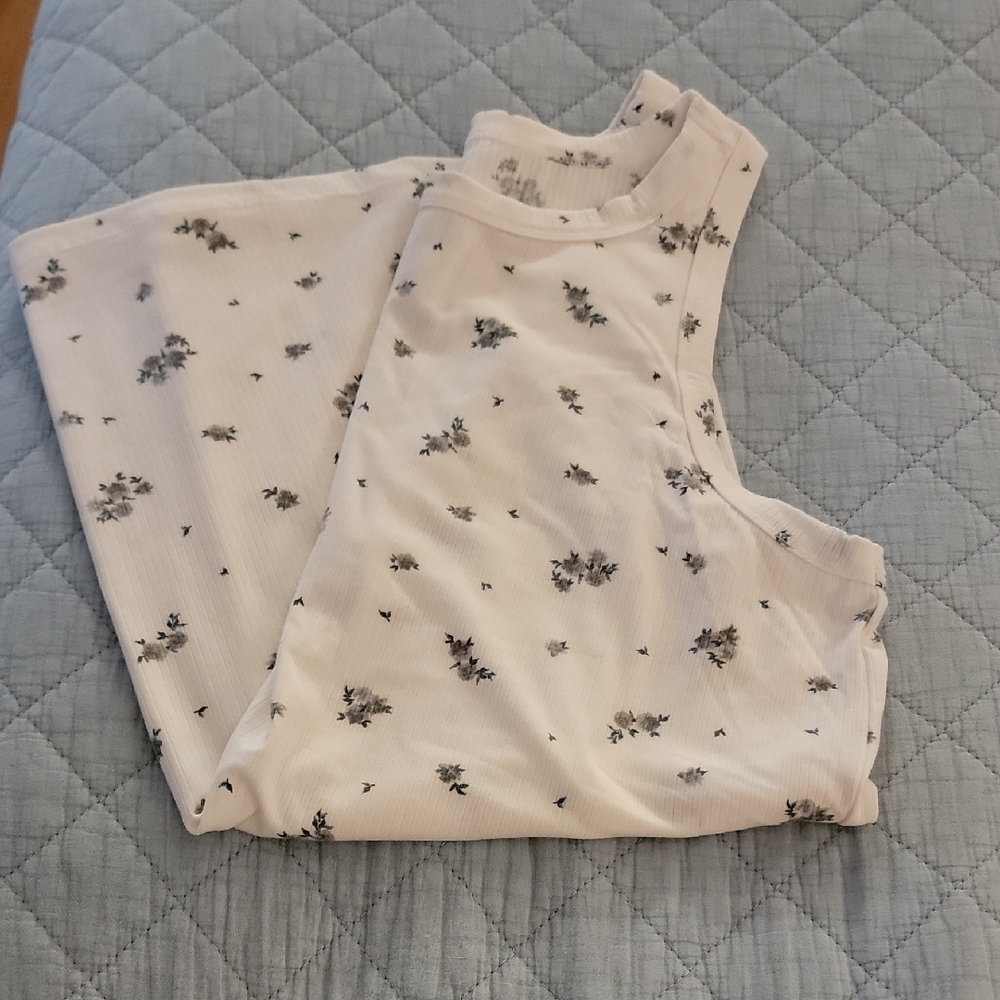 Torrid Sz 2 Floral Sleeveless Top Cream w Gray Flowers